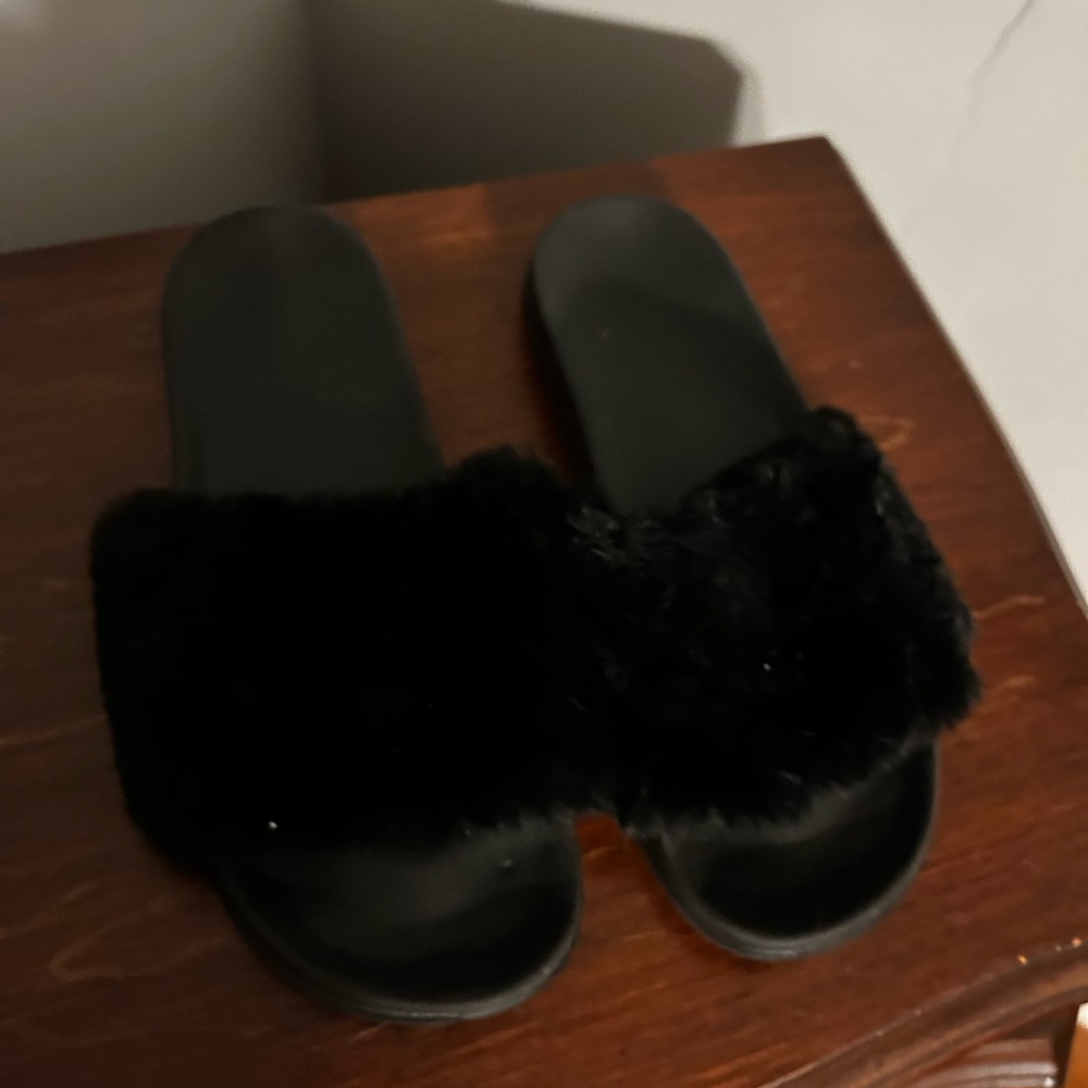 NWOB Black Fur Slides 2/3